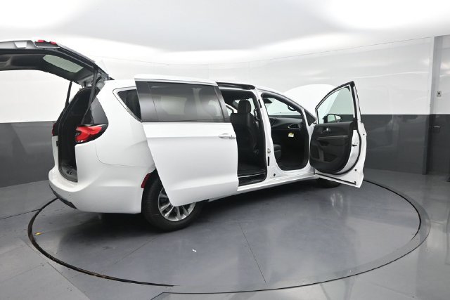New 2027 Chrysler Pacifica Select AWD/4WD image 33