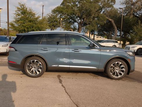 New 2026 Lincoln Aviator 2WD image 2