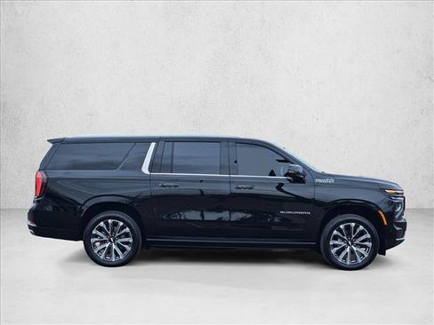 Used 2026 Chevrolet Suburban High Country AWD/4WD image 4