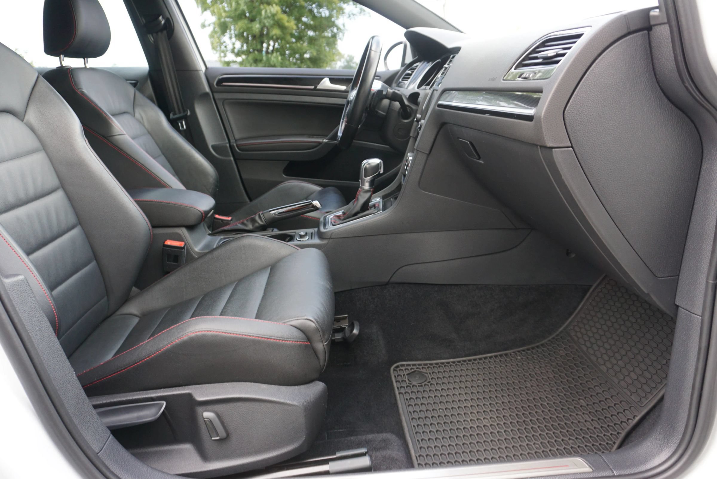 Used 2017 Volkswagen GTI SE FWD image 17