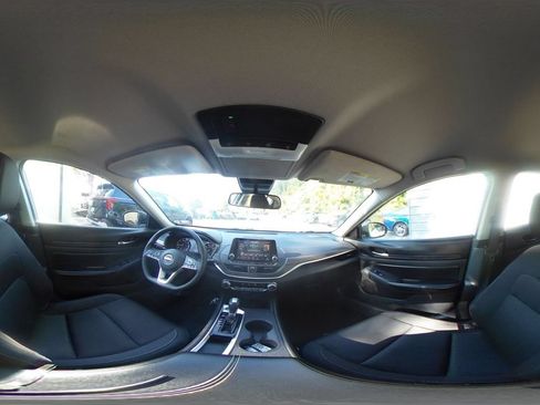 Used 2025 Nissan Altima 2.5 SV FWD image 38