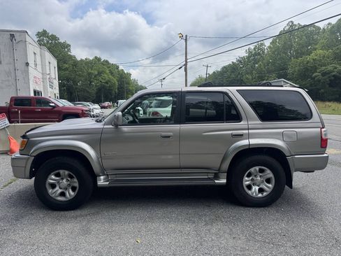 Used 2002 Toyota 4Runner SR5 AWD/4WD image 2