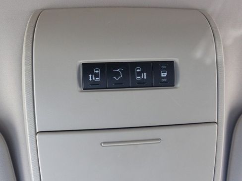 Used 2013 Chrysler Town & Country Touring FWD image 23