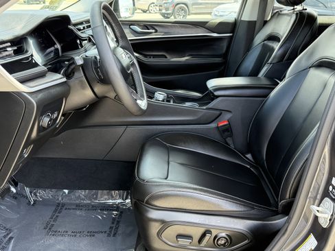 Used 2024 Jeep Grand Cherokee Limited w/ Black Appearance Package RWD image 18