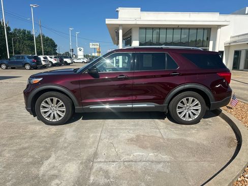 Used 2022 Ford Explorer Limited w/ Equipment Group 301A AWD/4WD image 2