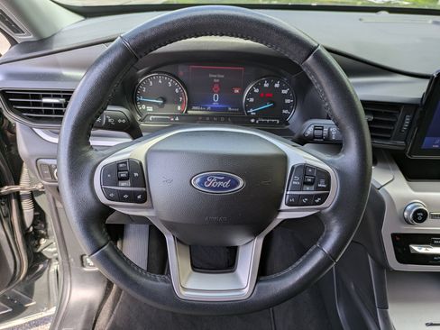 Used 2024 Ford Explorer XLT AWD/4WD image 9