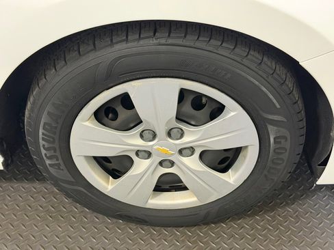 Used 2017 Chevrolet Cruze LS FWD image 17