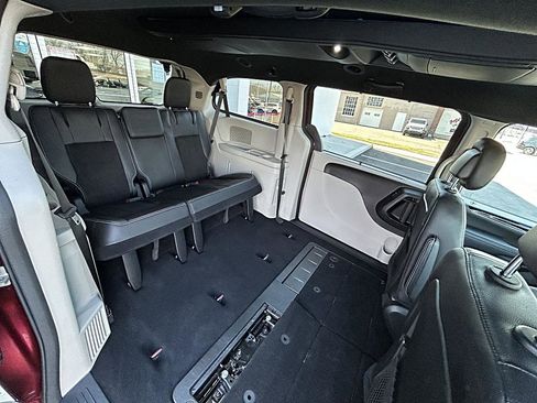 Used 2019 Dodge Grand Caravan SXT w/ Driver Convenience Group FWD image 17