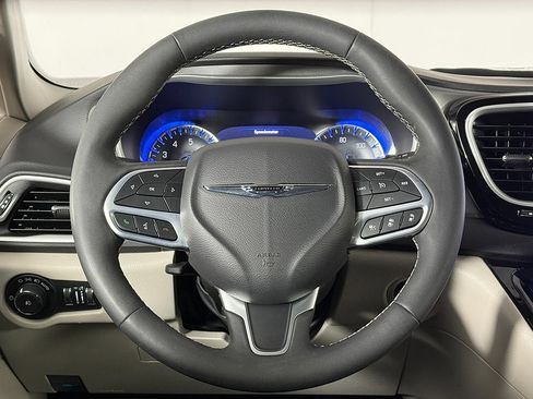 Used 2024 Chrysler Pacifica Touring-L image 35