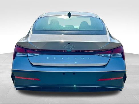 Used 2025 Hyundai Elantra SE image 7