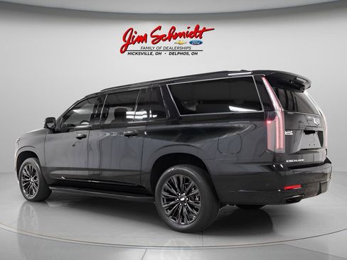 Used 2025 Cadillac Escalade ESV Sport w/ LPO, ONYX Package AWD/4WD image 4