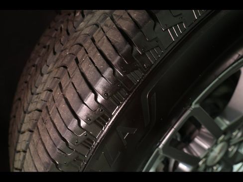 Used 2025 GMC Acadia Elevation image 11