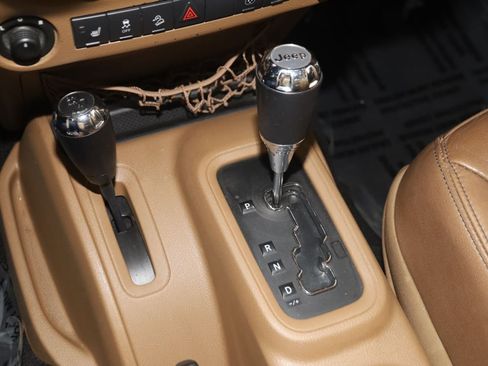 Used 2015 Jeep Wrangler Unlimited Sahara w/ Connectivity Group AWD/4WD image 7