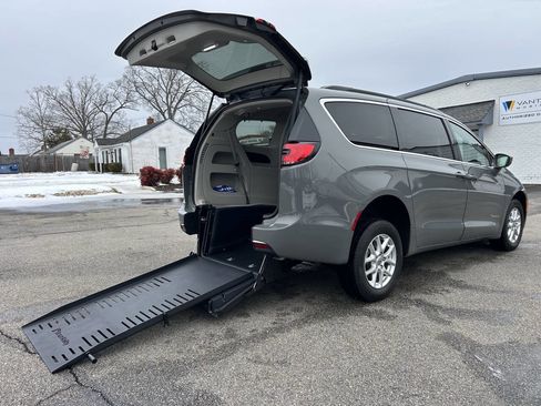 Used 2022 Chrysler Pacifica Touring-L image 2