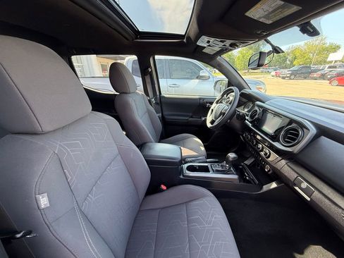 Used 2017 Toyota Tacoma TRD Off-Road w/ Premium & Technology Package image 3