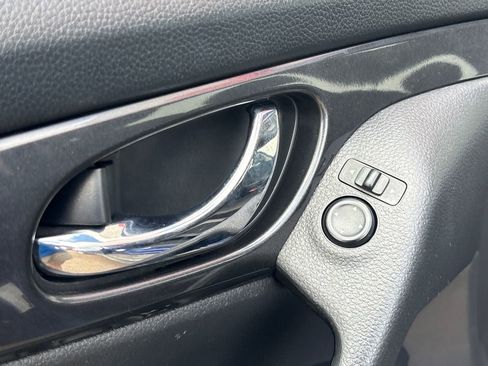 Used 2017 Nissan Rogue S image 8