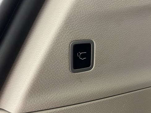 Used 2024 Chrysler Pacifica Touring-L FWD image 30