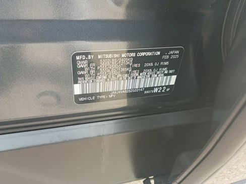 Used 2025 Mitsubishi Outlander AWD image 3