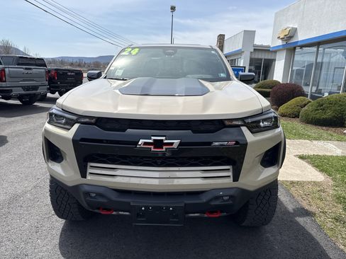 Used 2024 Chevrolet Colorado ZR2 w/ Technology Package AWD/4WD image 9