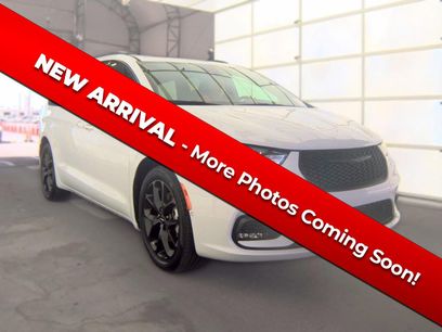 Used 2023 Chrysler Pacifica Limited w/ S Appearance Package