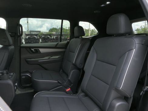 Used 2025 Buick Enclave Preferred FWD image 10