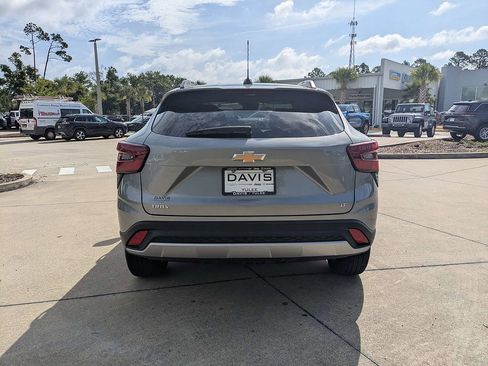 Used 2025 Chevrolet Trax LT FWD image 4