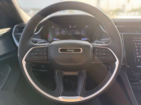 Used 2025 Jeep Grand Cherokee Altitude image 6