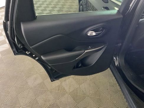 Used 2019 Jeep Cherokee Limited image 33