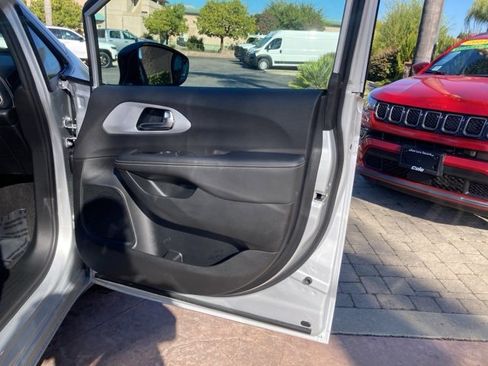 Used 2024 Chrysler Pacifica Touring-L w/ S Appearance Package image 19