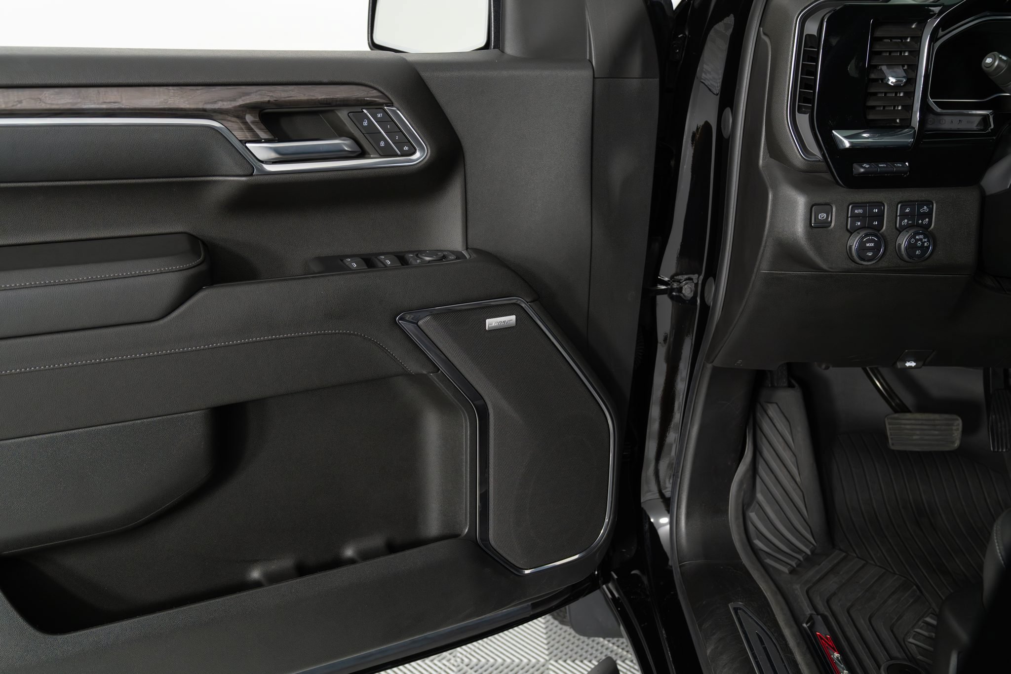 Used 2023 Chevrolet Silverado 1500 LTZ w/ LTZ Premium Package AWD/4WD image 30