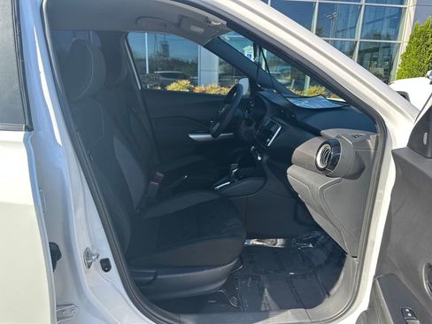 Used 2018 Nissan Kicks SV image 17