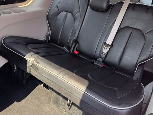 Used 2023 Chrysler Pacifica Limited FWD image 14