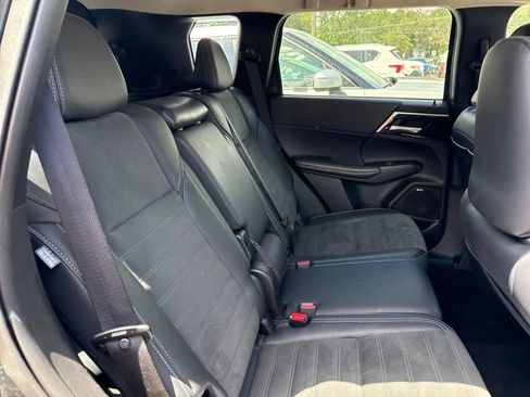 Used 2025 Mitsubishi Outlander AWD image 14