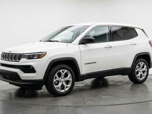 Used 2025 Jeep Compass Latitude AWD/4WD image 3