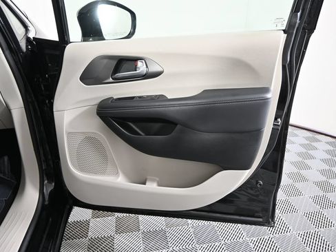 Used 2024 Chrysler Pacifica Touring-L FWD image 12