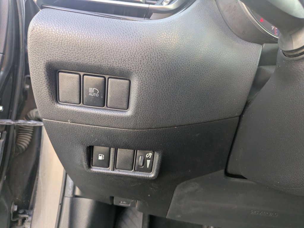 Used 2019 Toyota C-HR XLE FWD image 22
