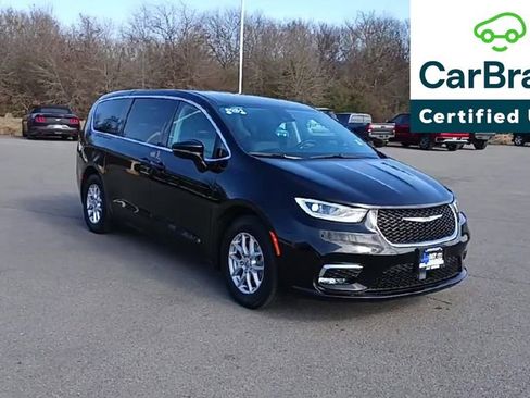 Used 2024 Chrysler Pacifica Touring-L image 2