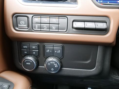 Used 2024 Chevrolet Suburban High Country image 27