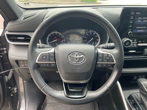 Used 2022 Toyota Highlander XSE FWD image 28