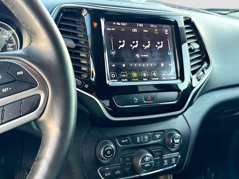 Used 2019 Jeep Cherokee Limited FWD image 27