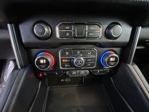 Used 2022 Chevrolet Suburban LT w/ Luxury Package image 22