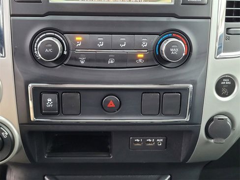Used 2019 Nissan Titan SV image 19