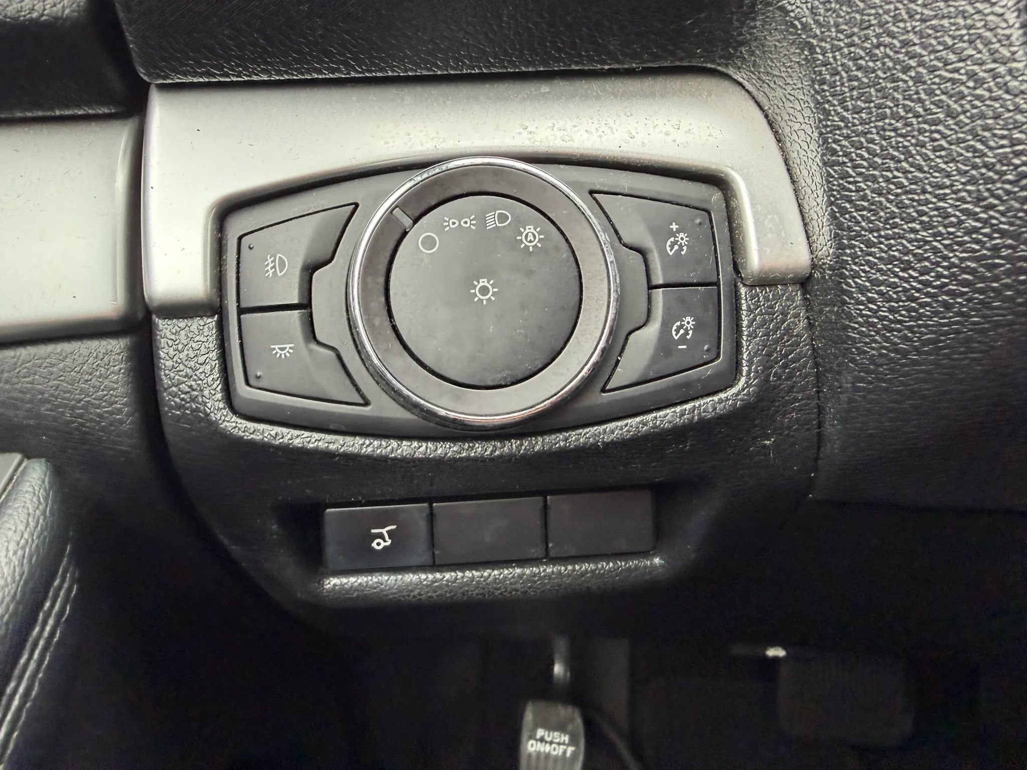 Used 2017 Ford Explorer XLT w/ Equipment Group 202A AWD/4WD image 18