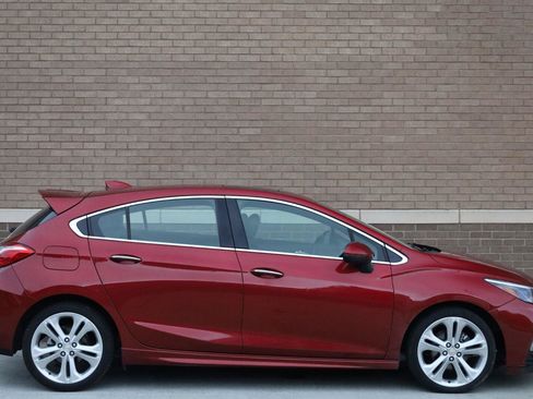 Used 2018 Chevrolet Cruze Premier FWD image 2