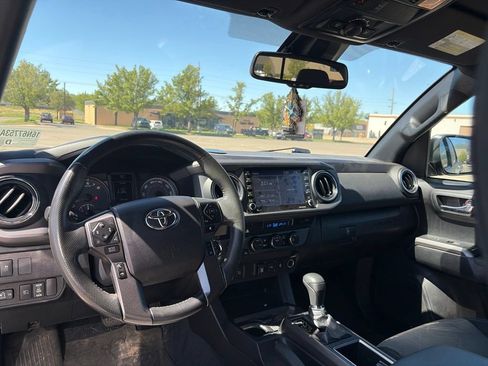 Used 2022 Toyota Tacoma TRD Off-Road AWD/4WD image 21