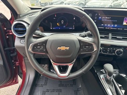 Used 2025 Chevrolet Trax LT w/ LT Convenience Package image 22