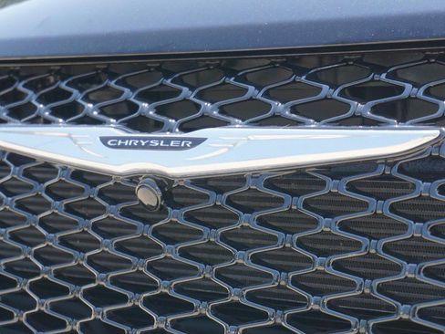 Used 2026 Chrysler Pacifica Limited FWD image 11