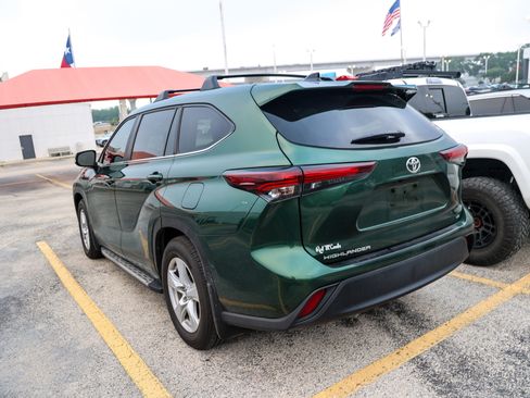 Used 2025 Toyota Highlander LE FWD image 11