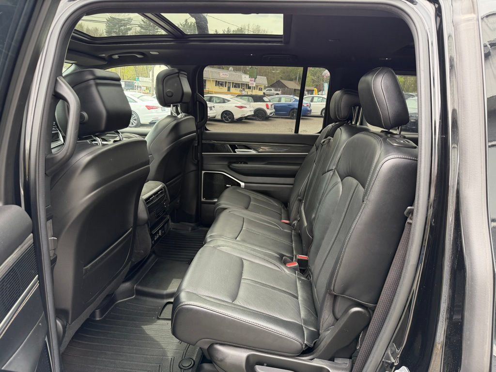Used 2022 Jeep Wagoneer Series III w/ Premium Group I AWD/4WD image 13