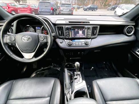 Used 2018 Toyota RAV4 SE image 15